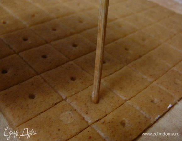 Сделать в каждом квадратике углубление,но не проколов тесто.Я делала тупым концом деревянной крупной шпажки для шашлычков.