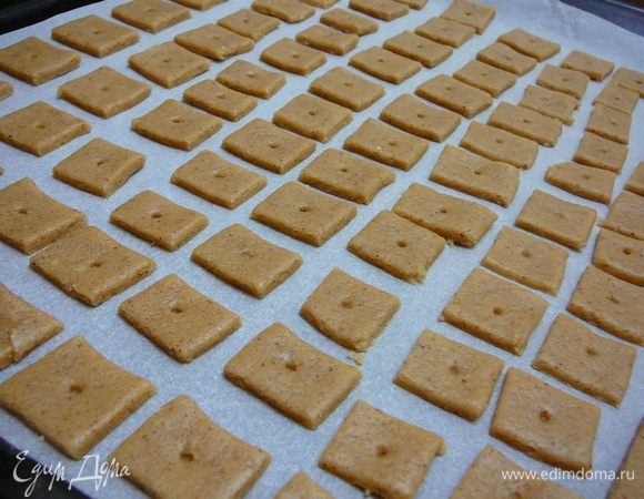 Застелить противень пергаментом,перенести аккуратно будущие крекеры на пергамент