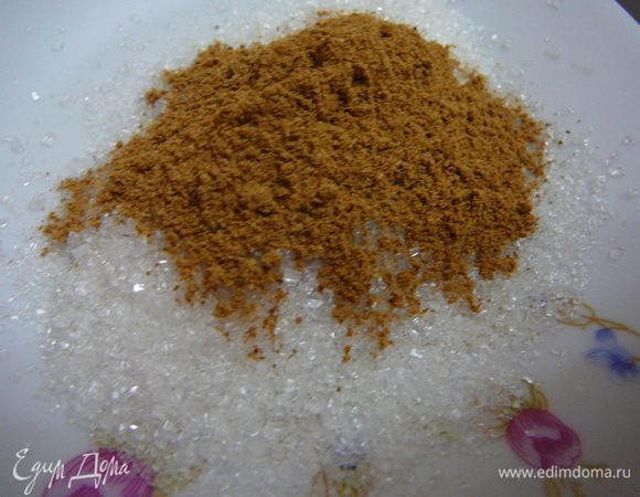 Смешать оставшиеся сахар(пол столовой ложки и корицу)