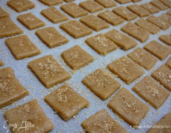 Присыпать крекеры.