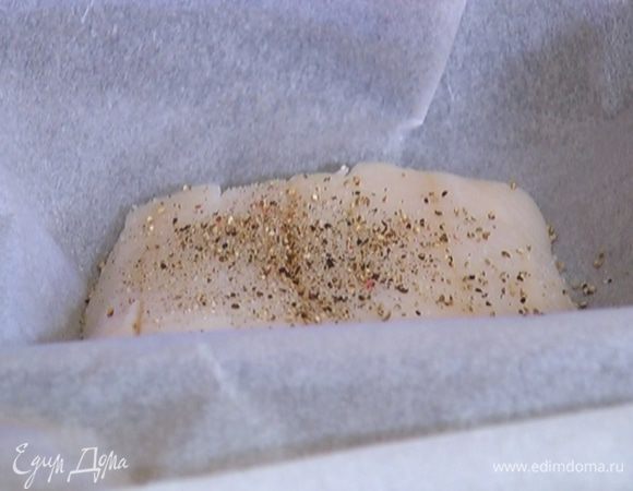 Противень выстелить бумагой для выпечки так, чтобы свешивались края, выложить в него рыбу, посолить, поперчить, сбрызнуть оливковым маслом, соединить края бумаги и плотно скрепить.