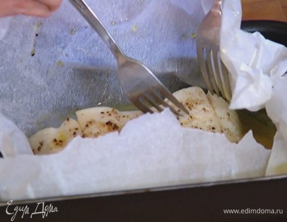 Отправить рыбу в разогретую духовку на 10–15 минут.