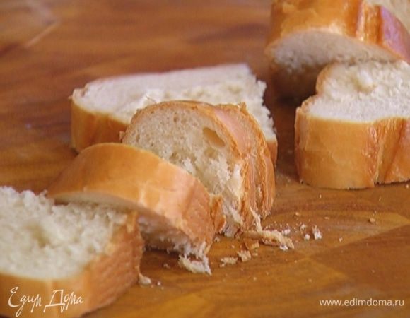 Хлеб порезать небольшими кусками.