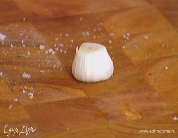 Чеснок почистить и крупно нарезать.