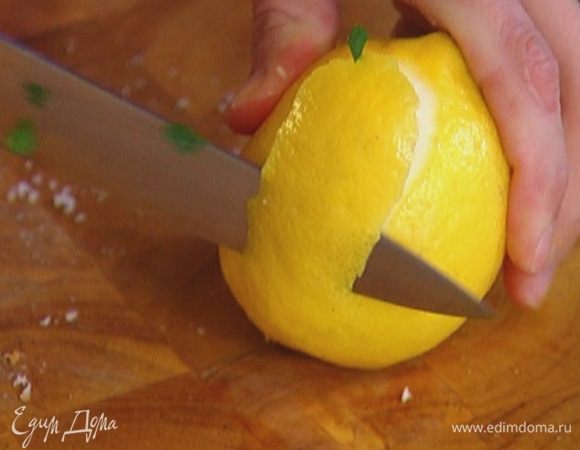 С лимона срезать цедру, отжать из него сок.