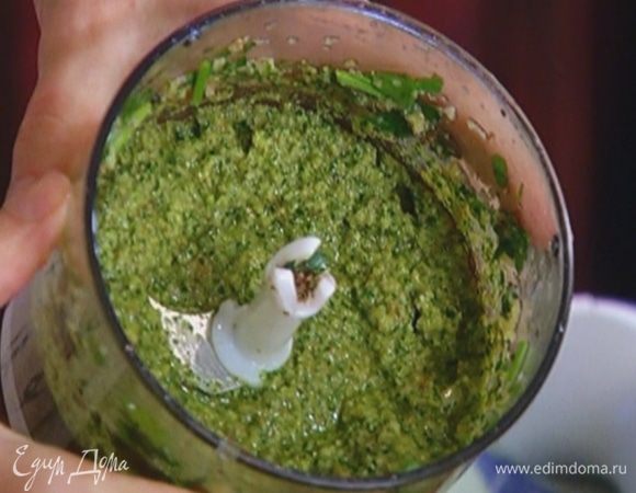 Приготовить сальсу верде: в блендере соединить хлеб, петрушку, чеснок, каперсы, анчоусы, сок и цедру лимона, 5 ст. ложек оливкового масла, поперчить, слегка посолить и все измельчить.