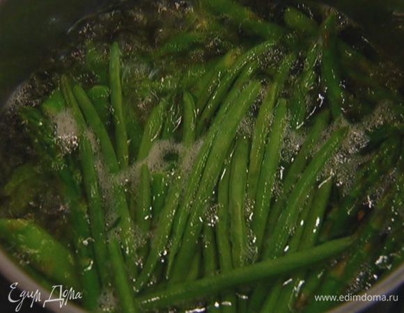 Спаржу и фасоль бланшировать в кипящей подсоленной воде 3–4 минуты (главное — не переварить, чтобы спаржа не потеряла упругость!).