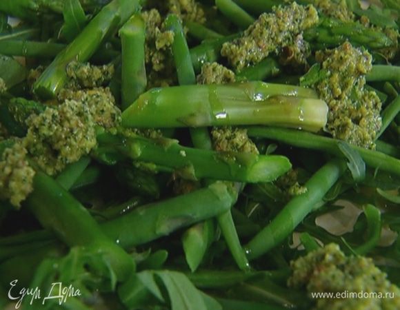 Выложить в тарелку руколу, затем спаржу с фасолью, приправить соусом, сбрызнуть оливковым маслом.