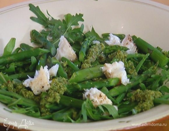 Готовую рыбу разобрать вилкой на небольшие кусочки и выложить на салат.