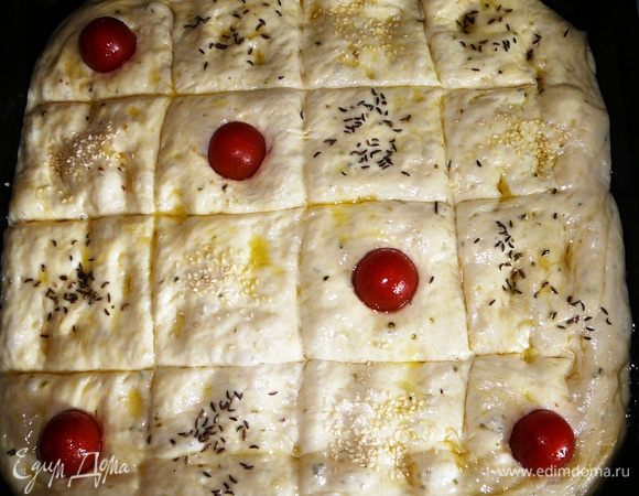 Украсить помидорами, кунжутом и тмином.