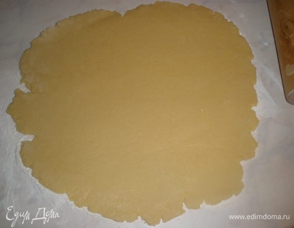 Тесто раскатать в пласт толщиной 5 мм. 
