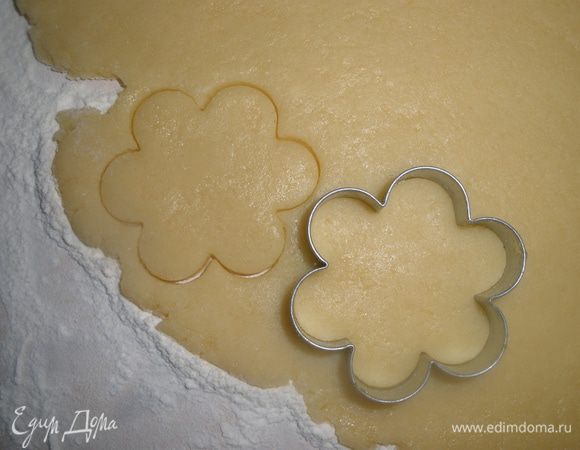Вырезаем формочками ромашки. Выпекаем печенье при температуре 190 градусов 10 минут на противене, застеленном бумагой для выпечки. 