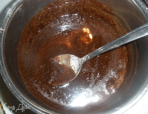 Для глазури растопить сливочное масло. Добавить сахар, какао, влить молоок и варить помешивая 5 минут, на медленном огне. 