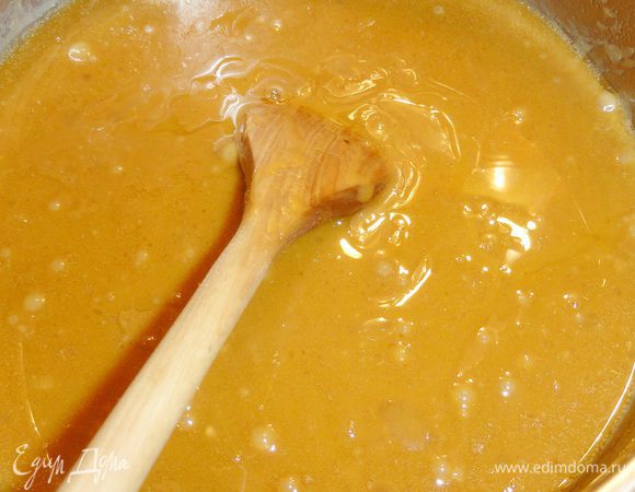 Масло растопите на водяной бане. Добавьте к нему ириски и тщательно перемешайте. Дайте ирискам полностью растаять.