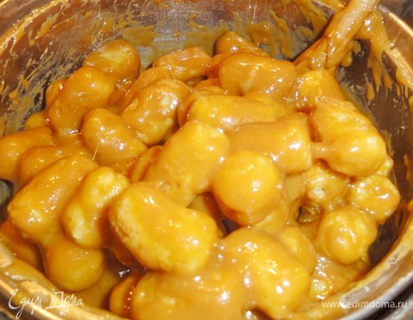 Выложите кукурузные палочки. Перемешайте так, чтобы каждая палочка была покрыта карамельной массой.