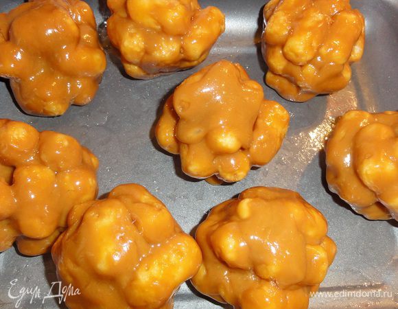 Теперь аккуратно (масса очень горячая!) выложите порциями массу в емкость, смазанную маслом. Дайте немного остыть, руками придайте любую форму и уберите в холодильник для застывания.