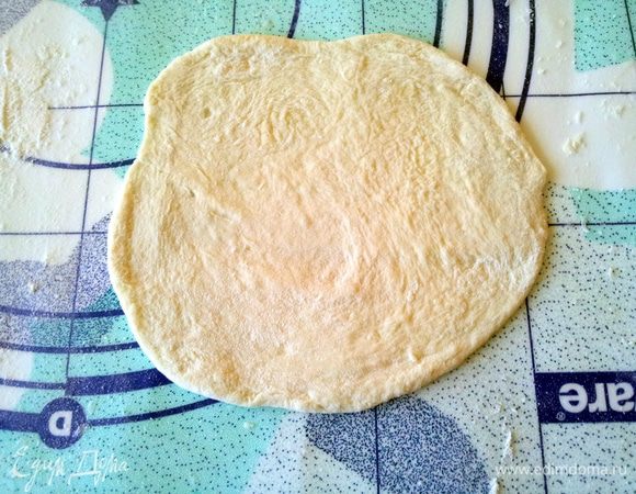 Тесто  для пиццы раскатайте на тонкие кружки где-то 15см. 