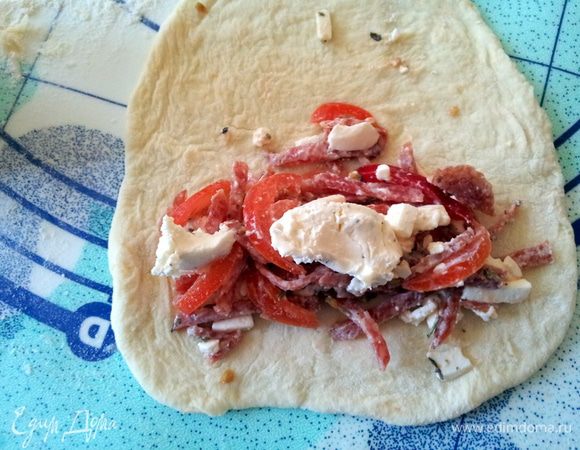 Положите на одну половинку кружка начинку и прикройте второй. 