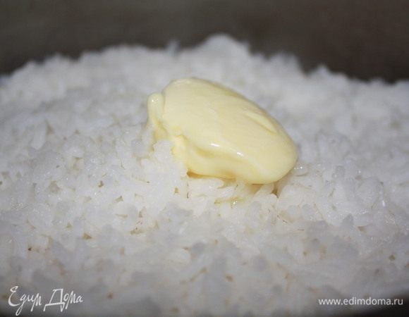 Для основы отварить рис в 500 мл подсоленной воды.В горячий рис добавить сливочного масла и перемешать.Рис остудить и смешать с яйцами и орегано.