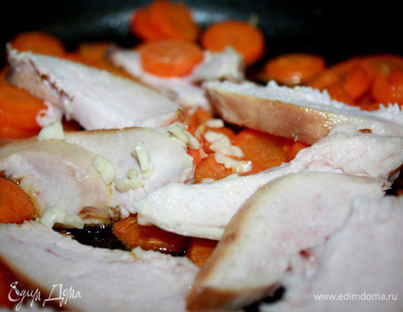 Пока остывает рис можно подготовить начинку.Для этого морковь нарезать на кубики или кружочки и обжарить на оливковом масле.Чеснок измельчить,курицу порезать на кусочки или разобрать на волокна.В готовую морковь добавить курицу и чеснок,тушить минут 5.Добавить орегано по вкусу.