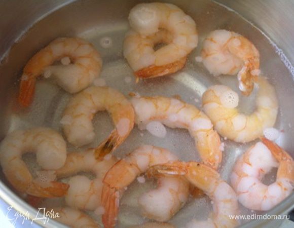 Креветки отварить в подсоленой воде до готовности. 