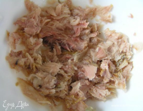 Тунец размять вилкой.