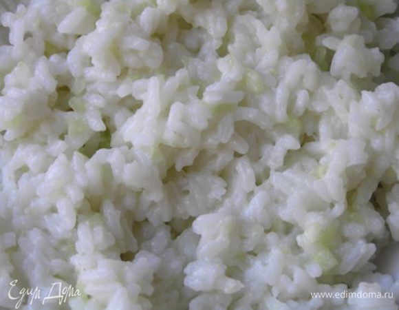 Мякоть огурцов измельчить и смешать с рисом, добавить васаби и майонез, перемешать.  