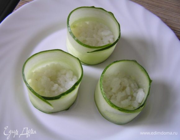 Каждый ролл из орурца заполнить примерно на одну треть рисовой массой,