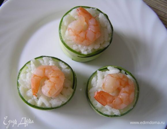 заполнить до верха рисом. Украсить креветкой.