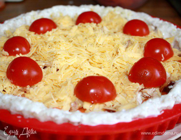 Форму(26 см)смазать маслом(кроме силиконовых).Рис выложить по дну и бортикам формы(удобней это делать в перчатке).Кисточкой смазать рисовый слой сметаной.Выложить морковь,чеснок и курицу.Посыпать начинку натёртым на средней тёрке сыром(у меня чеддер).Поверх сыра выложить половинки помидоров.Выпекать при t 180*С около 20-25 минут.Немного остудить пирог в форме и подавать к столу.Приятного аппетита!