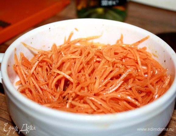 За 3-4 часа до начала приготовления рулетов натереть морковь(красивее на тёрке для корейской моркови).Чеснок измельчить или раздавить в прессе и смешать с морковью.В сухой сковороде прогреть специи на большом огне.Аккуратно к специям добавить масло и уксус(осторожно!!!жидкость будет пузыриться)и тут же залить горячий маринад в смесь моркови и чеснока.Тогда же промыть рис(2-3 ст.л.)под проточной водой и рассыпать его на бумажные полотенца для просушки.