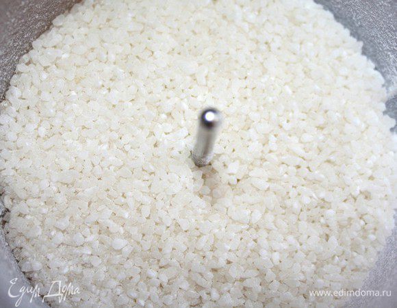 Хорошо просохший рис измельчить в блендере до мелкой крупки.Панировка готова.Можно рисовую крупку заменить на рисовые хлопья.