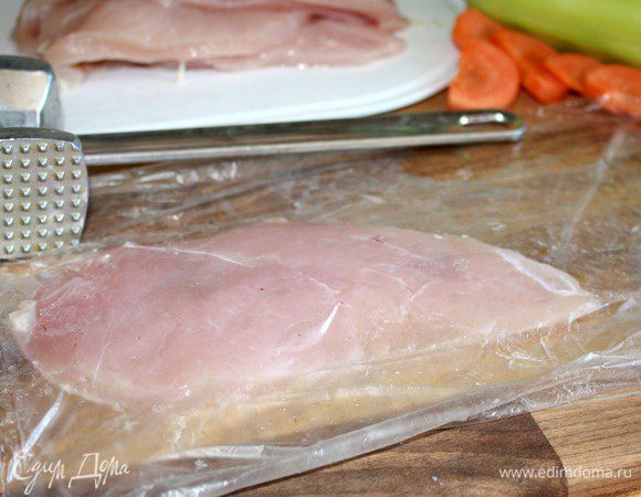 Куриное филе накрыть пищевой плёнкой(целлофановым мешком)и отбить молоточком.Посолить и поперчить.
