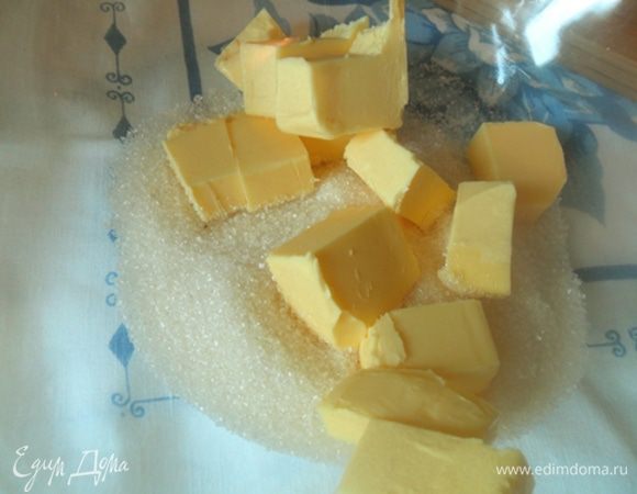Сахар взбить с маслом до полного растворения сахара