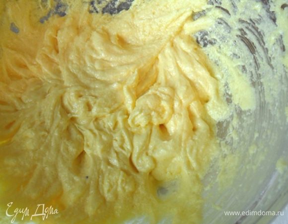 Добавить яйца и взбить в однородную массу