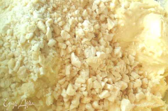 Просеять муку с разрыхлителем и добавить к масляно-яичной смеси,добавить ванилин и мелко порубленные орехи,размешать лопаткой.