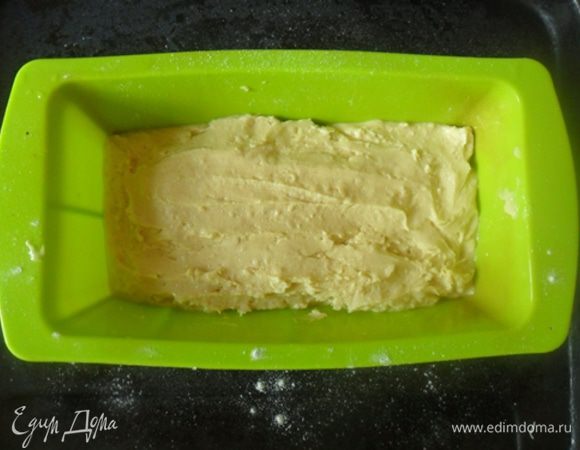 В смазанную маслом форму выложить массу и выпекать 45 мин при 170градусах. Готовность проверять спичкой.