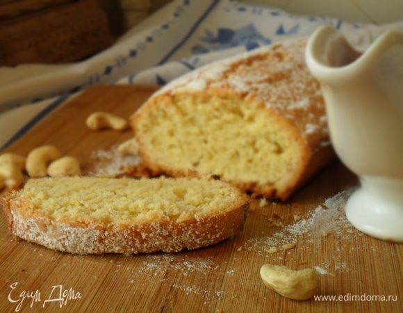 Готовый кекс посыпать сахарной пудрой.