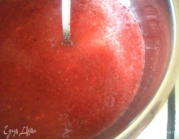 Клубнику взбить в блендере, добавить воды,сахар и поставить на огонь. Довести до кипения.