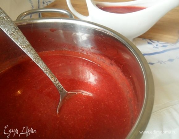 Крахмал развести в 50 мл воды и ввести к клубнике,постоянно помешивая массу. Сразу убрать с огня. Остудить и подавать к кексу.