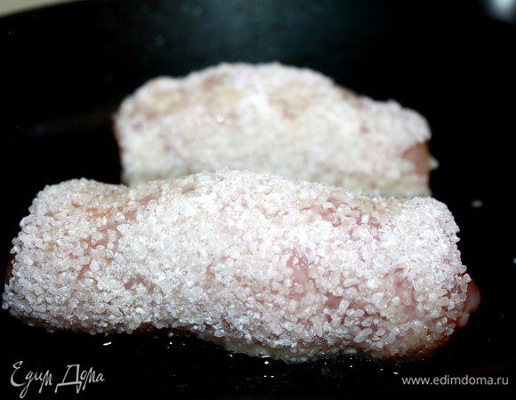 Обвалять рулеты в муке,затем во взбитом яйце и наконец в рисовой крупке.Быстро обжарить рулеты на оливковом масле со всех сторон,переложить их в жаропрочную форму и запечь при t 180*С до готовности(около 20-30 минут).