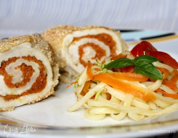 Готовые рулеты я подавала с тальолини и с такими же по форме полосками моркови и кабачка,тушёными на оливковом масле с конкасе из помидоров.Можно ограничиться овощным.))Приятного аппетита! 