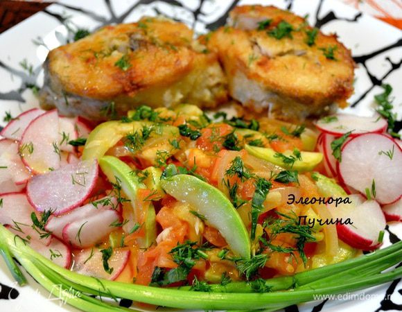 Чистим судачка,нарезаем на порционные кусочки,посыпаем специями для рыбы,обваливаем в муке и обжариваем с 2х сторон,добавляем немного кипятка и оставляем ещё на 5мин. под крышкой(так любая рыба остаётся сочной и вкусной).
На другой сковородке обжариваем кабачок,лук,помидор,добавить зелень.Красиво и аппетитно распределяем рыбу с овощным рагу на тарелочку,я добавила порезанной редиски,посыпать свежей зеленью и полить оливковым маслом.
Ужин готов за 20-25мин.