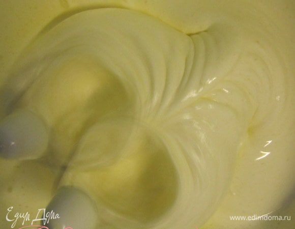 Бисквит: яйца взбить с сахаром.