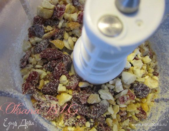 Измельчить в среднюю крошку в блендере.