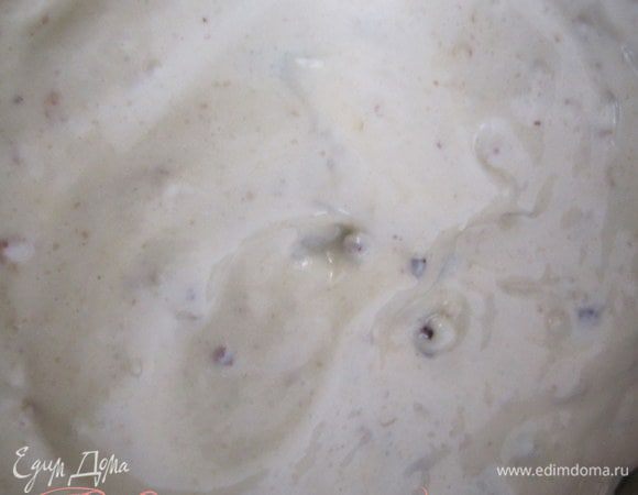 Тесто вылить в форму (22 см) выпекать при температуре 180 градусов до готовности.