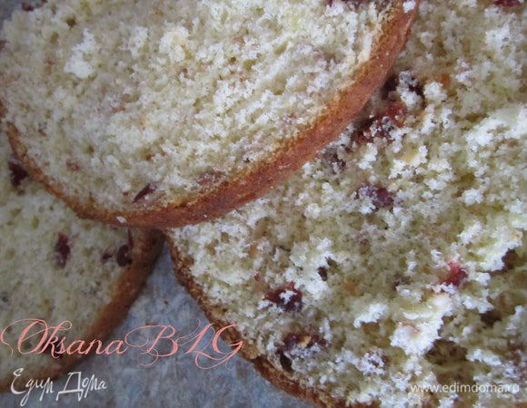 Готовый бисквит охладить и разрезать на 3 коржа.