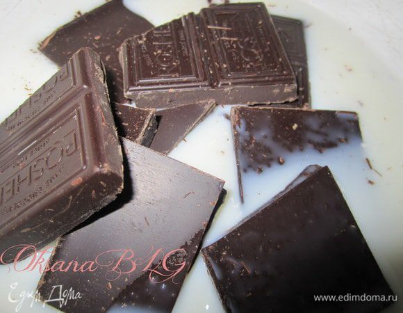 Крем: В кастрюльку влить молоко, добавить поломанный шоколад. Молоко с шоколадом прогреть пока шоколад не растает. варить пока смесь не станет консистенции жидкой сметаны.