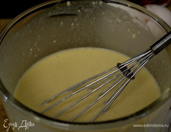 Разогреем духовку до 200гр.
Смешаем все вместе: яйца,молоко, мука,сахар,цедра и соль в блендаре или вручную.