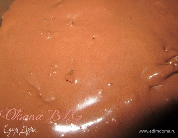 Перемазать коржи кремом.